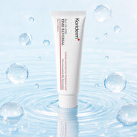 Crema Koriderm+ Time Reversal sobre agua cristalina con burbujas