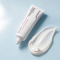 Textura sedosa de la crema Koriderm+ junto al tubo abierto