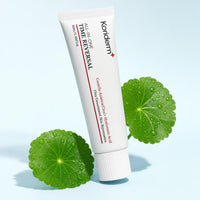 Detalle del tubo de Koriderm+ con hojas de centella asiática
