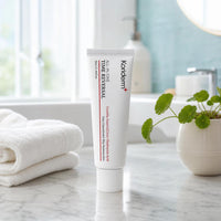 Crema Koriderm+ en el tocador de un baño luminoso