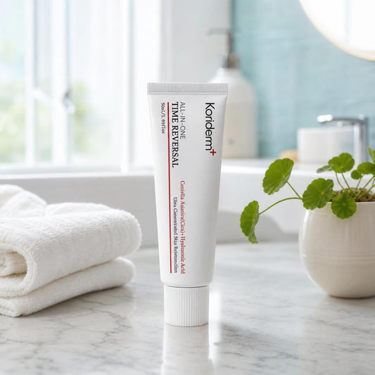 Crema Koriderm+ en el tocador de un baño luminoso